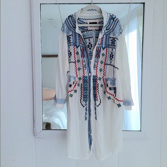 Gorgeous Embroidered NWOT top! - Picture 1 of 8